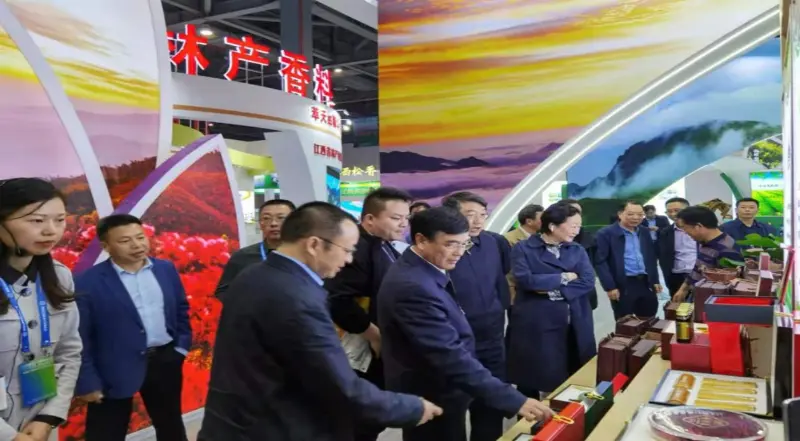 Voditelji Nacionalne uprave za gozdarstvo in travinje ter urada za gozdove province Jiangxi so pregledali našo stojnico na sejmu Provincial Forestry Expo